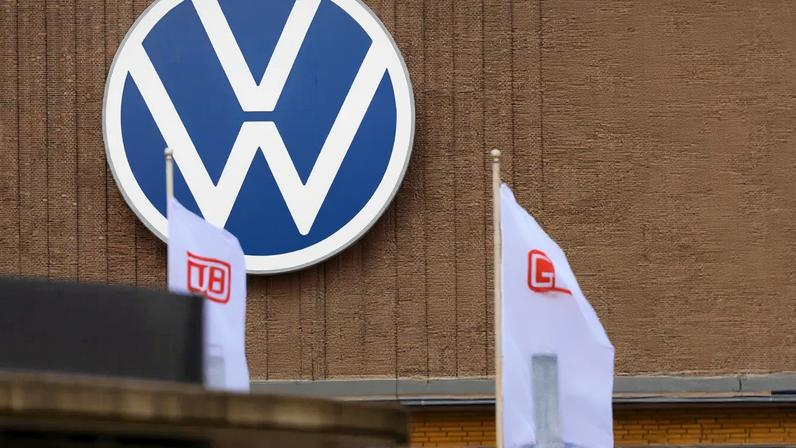 Logotipo da Volkswagen na sede da montadora, em Wolfsburg, na Alemanha: concorrência acirrada