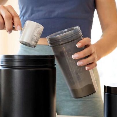 Whey com leite ou água? Qual opção é melhor para seus objetivos