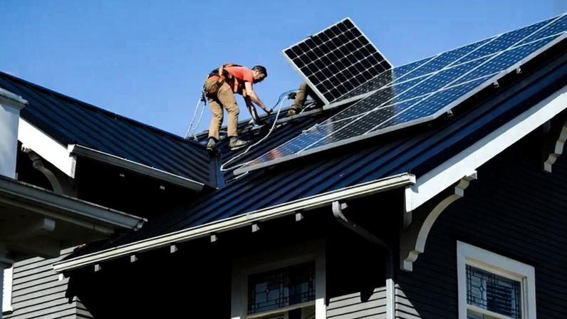 O governo destinou cerca de 500 bilhões de won (quase R$ 1,7 bilhão) em orçamento suplementar para a transição energética (RyanJLane/Getty Images)