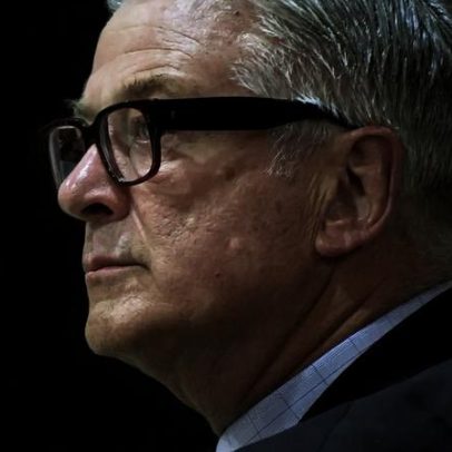 Baldwin não afasta acusações de negligência do gaffer de Rust; julgamento em outubro