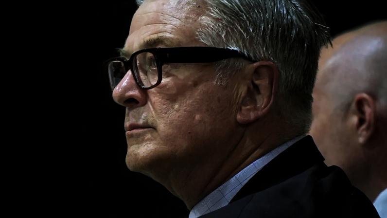 Baldwin não afasta acusações de negligência do gaffer de Rust; julgamento em outubro