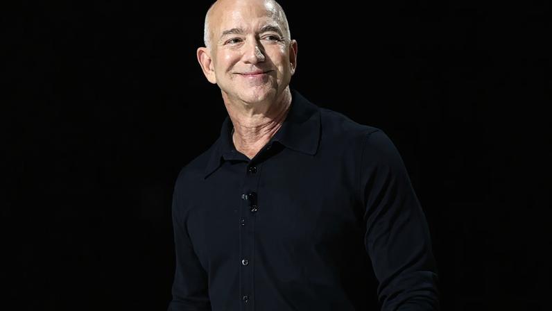 Jeff Bezos, da Amazon: disputa mundial pela dianteira na IA (Michael M. Santiago/Getty Images)