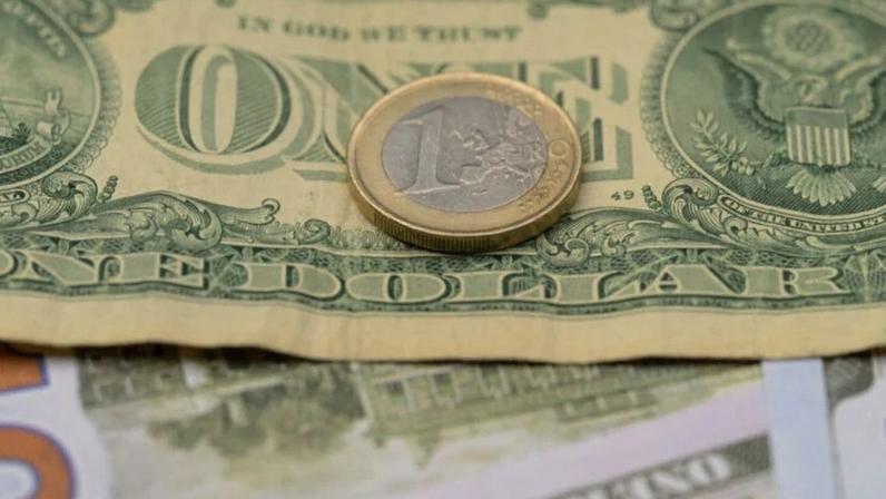 Nota de dólar: primeiro fechamento abaixo de R$ 5,00 desde março de 2024 (foto: Jonathan Raa / NurPhoto via Getty Images)