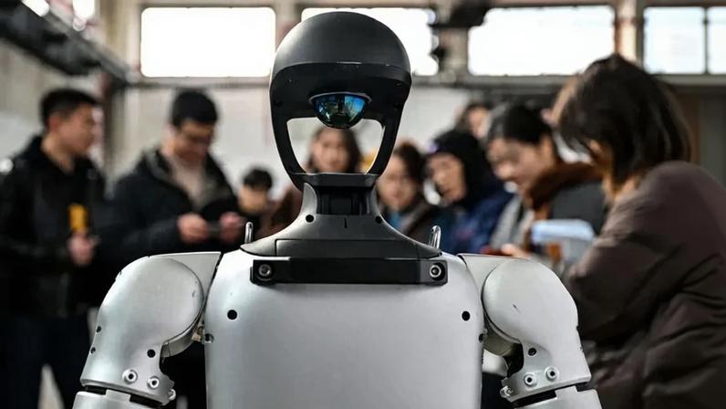 Robô humanoide da Unitree em Shanghai ( HECTOR RETAMAL/Getty Images)