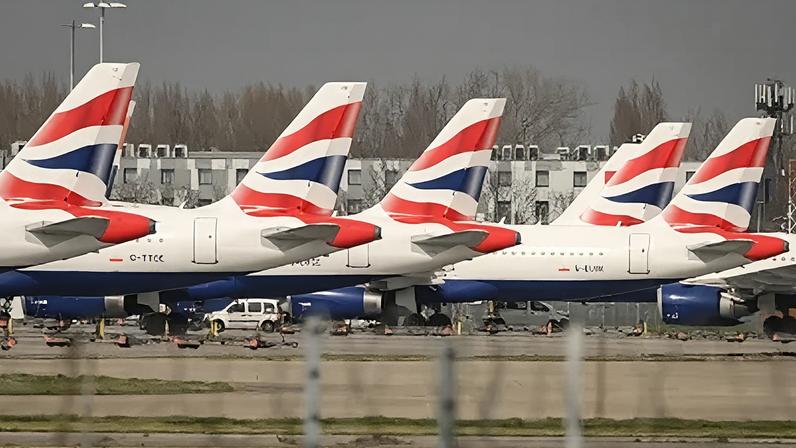 Aviões parados no aeroporto de Heathrow, em Londres