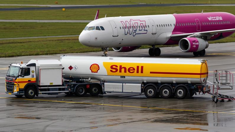 Caminhão tanque abastecendo avião no aeroporto