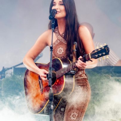 Kacey Musgraves ironiza foto de Jesus de Trump com homenagem a Dolly Parton