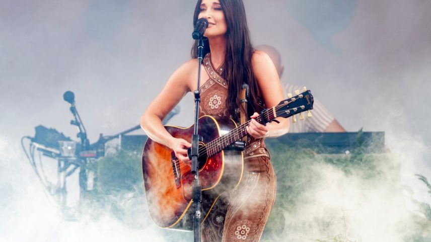 Kacey Musgraves ironiza foto de Jesus de Trump com homenagem a Dolly Parton
