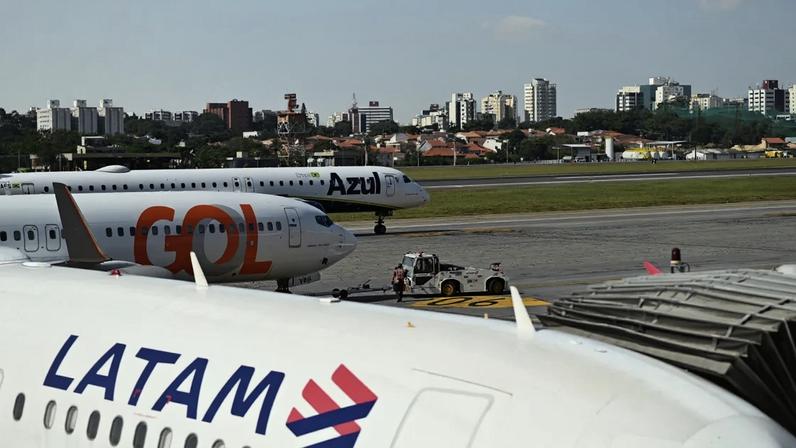 Aéreas suspendem 2 mil voos em maio e preço do querosene deve subir