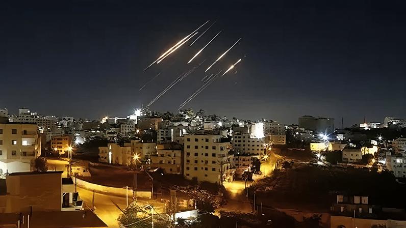 Mísseis balísticos iranianos são vistos no céu noturno acima de Hebron, Cisjordânia, enquanto o Irã retoma seus ataques de retaliação contra Israel
