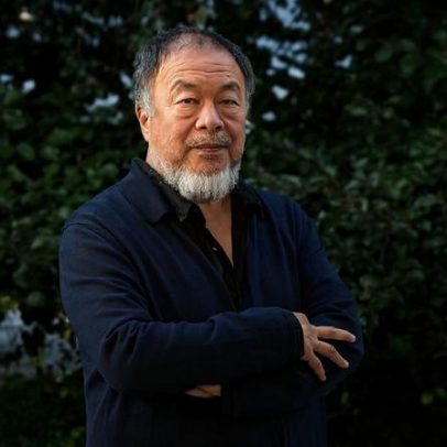 Ai Weiwei reencena detenção em performance de 24 horas em Manchester