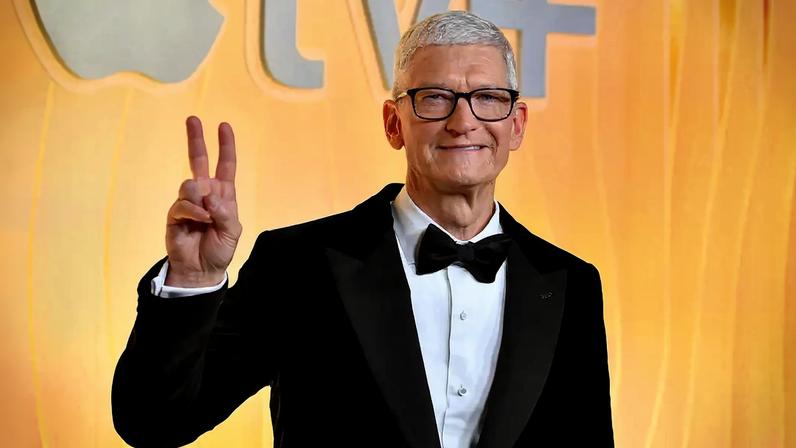 TIM COOK: A troca marca o fim de uma gestão que começou sob desconfiança, poucos meses antes da morte de Steve Jobs, e terminou com a Apple transformada em uma máquina global de escala, rentabilidade e previsibilidade. (Alberto Rodriguez/Variety/Getty Images)