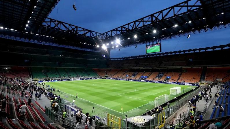 Estádio San Siro, em Milão, vai ser o palco da partida entre Inter de Milão e Cagliari nesta sexta, 17 (Marco Luzzani/Getty Images)