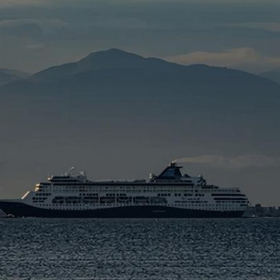 Navio de cruzeiro transita por Ormuz enquanto rotas continuam restritas