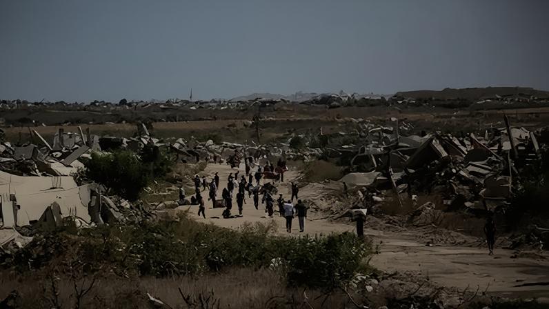 Palestinos, incluindo crianças, caminham rumo ao norte da Faixa de Gaza, em Deir Al-Balah, após início do cessar-fogo.