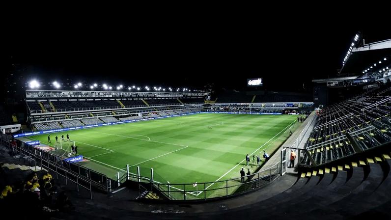 Vila Belmiro, em Santos, vai ser o palco da partida entre Santos e Coritiba nesta quarta, 22 (Ricardo Moreira/Getty Images)