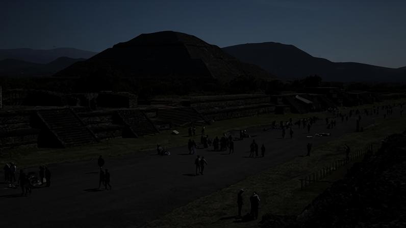 Vista da Pirâmide do Sol e da Avenida dos Mortos em Teotihuacan, México, em outubro de 2025