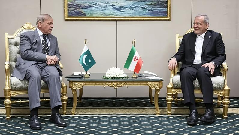 O presidente iraniano Masoud Pezeshkian se reúne com o primeiro-ministro paquistanês Shehbaz Sharif durante sua visita oficial para o Fórum Internacional de Paz e Confiança em Ashgabat, Turcomenistão, em dezembro de 2025