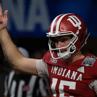 NFL mock draft 2026: pode outro QB entrar no Round 1 com Mendoza?
