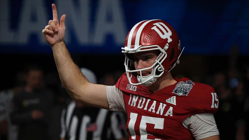 NFL mock draft 2026: pode outro QB entrar no Round 1 com Mendoza?