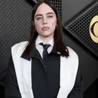Billie Eilish explica uso de roupas largas por relação tóxica