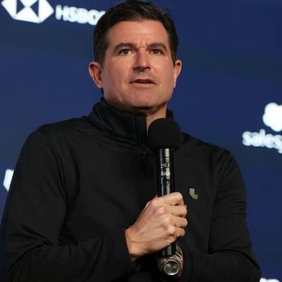 CEO da LIV Golf diz que temporada continua em meio a dúvidas sobre financiamento