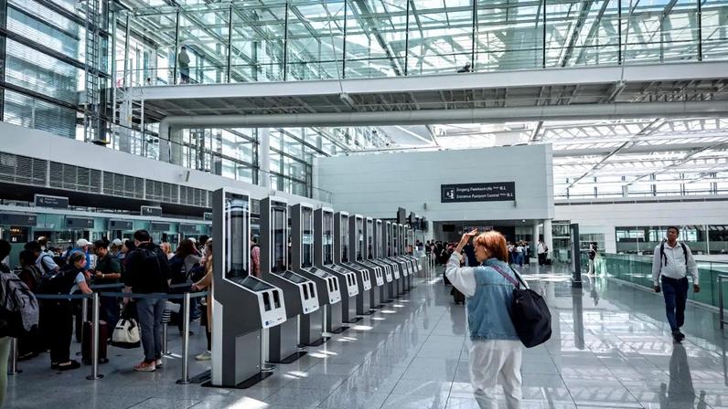 Aeroporto de Munique, na Alemanha: totens de autoatendimento na área da imigração para registro de dados de biometria