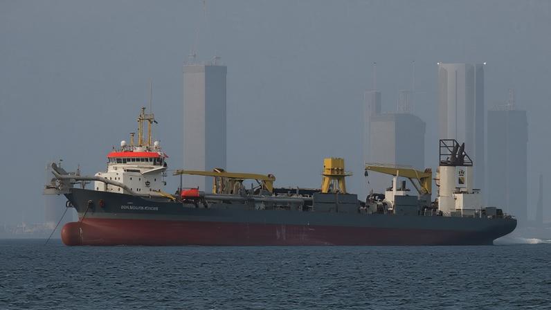 Navio comercial é visto ancorado ao largo da costa dos Emirados Árabes Unidos, no Estreito de Ormuz, em Dubai, em 2 de março de 2026