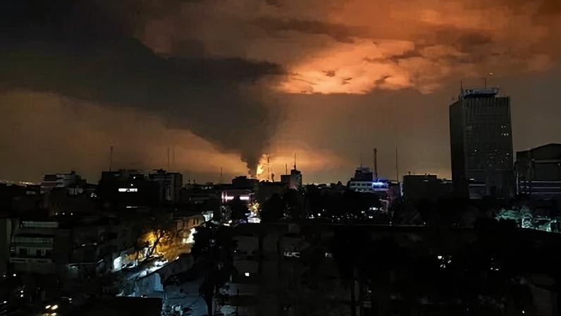 Fumaça e chamas em Teerã após um ataque aéreo na noite de 7 de março