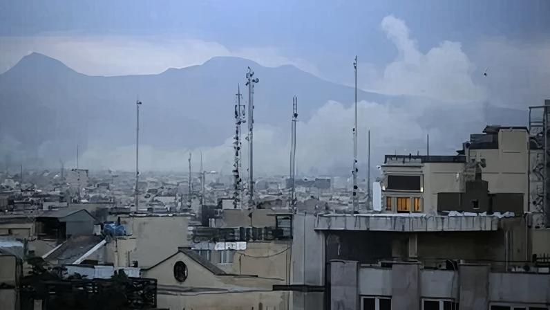 Fumaça sobe da parte sudeste da cidade após novas explosões ocorridas em Teerã, capital do Irã