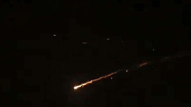 Sistemas de defesa aérea israelenses interceptam vários mísseis em Tel Aviv, Israel, em 18 de março