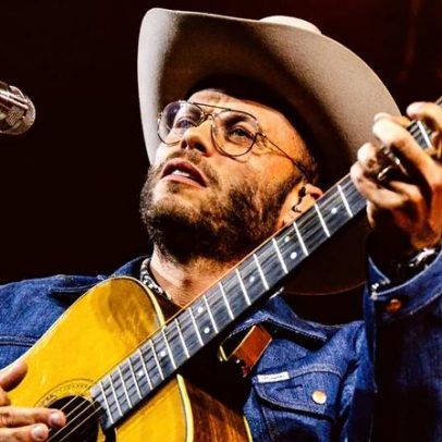 Charley Crockett lança álbum conceitual após lutar contra a lei