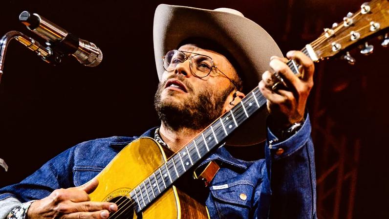 Charley Crockett lança álbum conceitual após lutar contra a lei