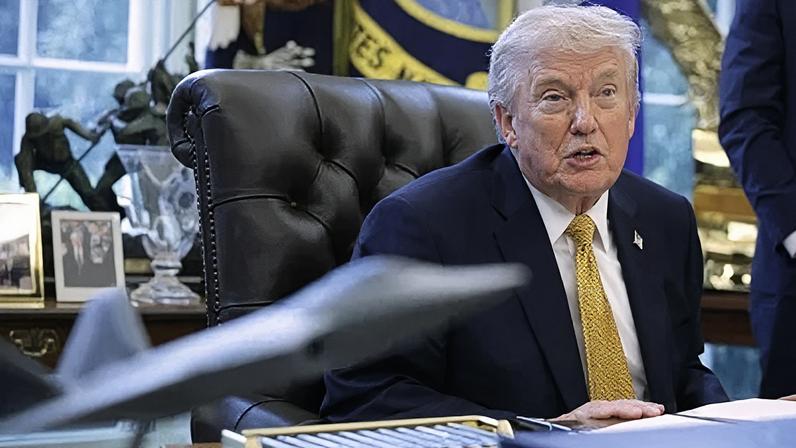 Presidente dos EUA, Donald Trump, falando com a imprensa no Salão Oval, na Casa Branca, nesta segunda-feira (16)