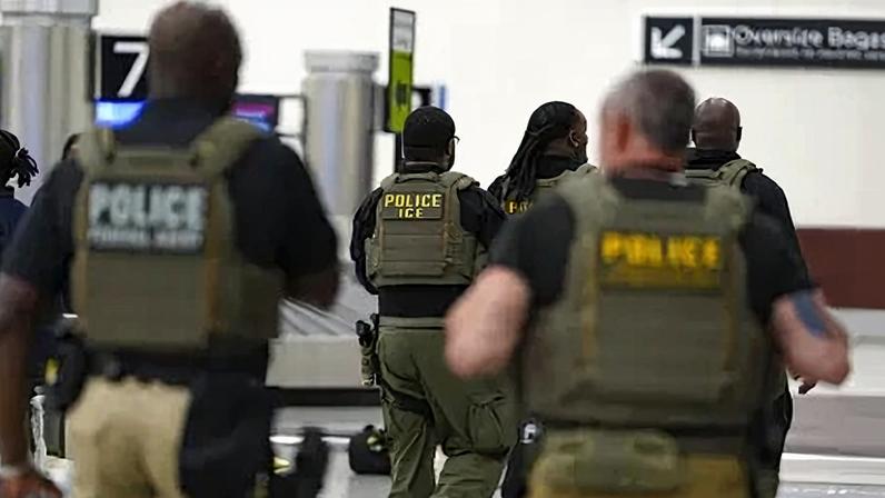 Grupo de agentes do ICE caminha pelo Aeroporto Internacional Hartsfield-Jackson em 25 de março de 2026, em Atlanta, Geórgia