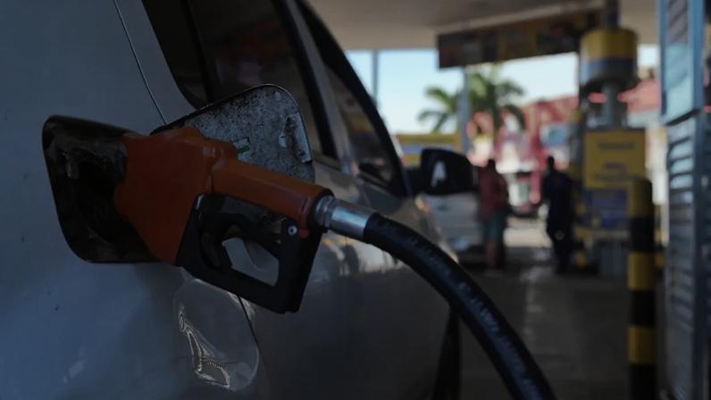 Carro é abastecido com gasolina em posto no Rio de Janeiro - 25/03/2026 (Fabio Teixeira/Anadolu via/Getty Images)