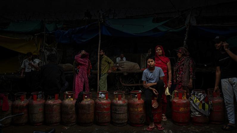 Consumidores indianos fazem fila para reabastecer cilindros vazios de gás liquefeito de petróleo (GLP) perto de uma agência distribuidora em Noida, nos arredores de Nova Déli, em 27 de março de 2026
