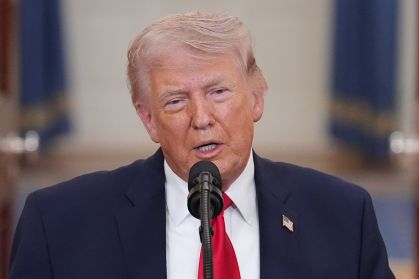 O presidente dos EUA, Donald Trump, discursa no Salão Cruzado da Casa Branca