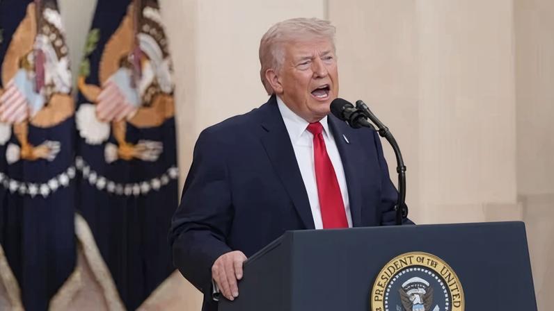 O presidente dos EUA, Donald Trump, discursa no Salão Cruzado da Casa Branca