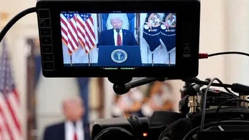 O presidente dos EUA, Donald Trump, discursa no Salão Cruzado da Casa Branca