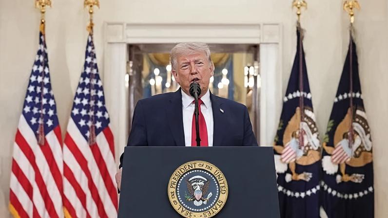 O presidente dos EUA, Donald Trump, discursa no Salão Cruzado da Casa Branca