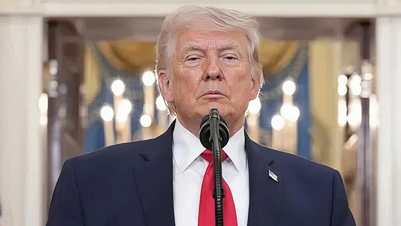 O presidente dos EUA, Donald Trump, discursa no Salão Cruzado da Casa Branca