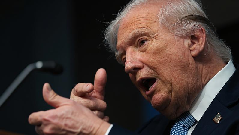 O presidente dos EUA, Donald Trump, imita disparar uma arma enquanto fala sobre o conflito no Irã na Sala de Imprensa James S. Brady da Casa Branca em 6 de abril de 2026, em Washington, D.C. (Foto: AFP via Getty Images)