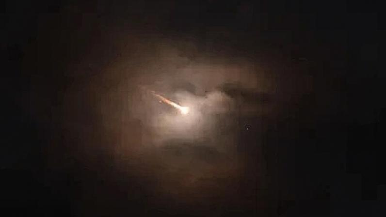 Mísseis lançados pelo Irã são vistos no céu de Hebron, Palestina, nesta terça-feira (7)