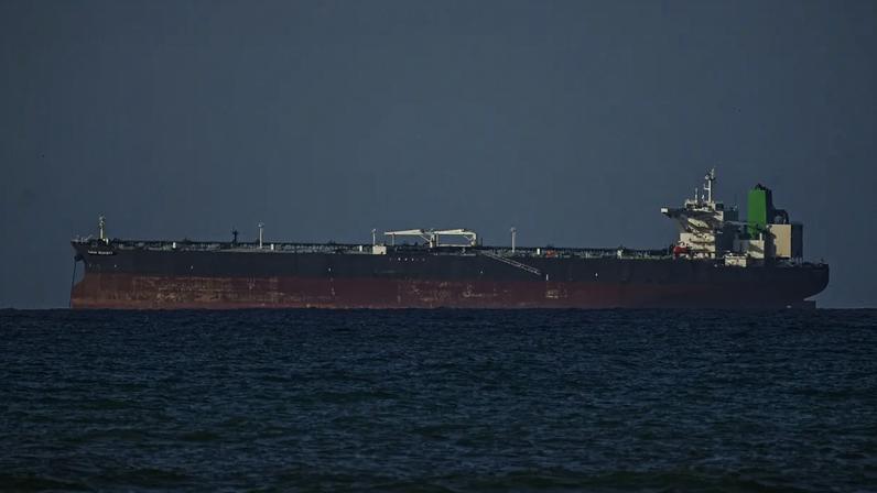 Vista de navio se dirigindo ao Estreito de Ormuz em 8 de abril de 2026