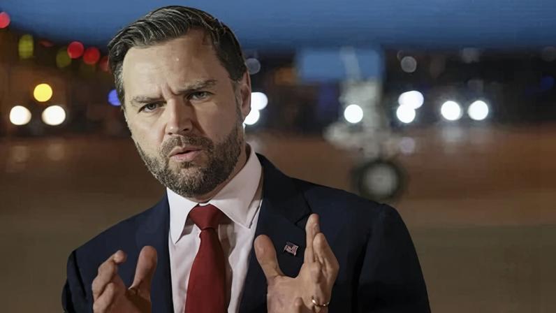 O vice-presidente dos EUA, JD Vance, fala com a imprensa antes de embarcar no Air Force Two em Budapeste