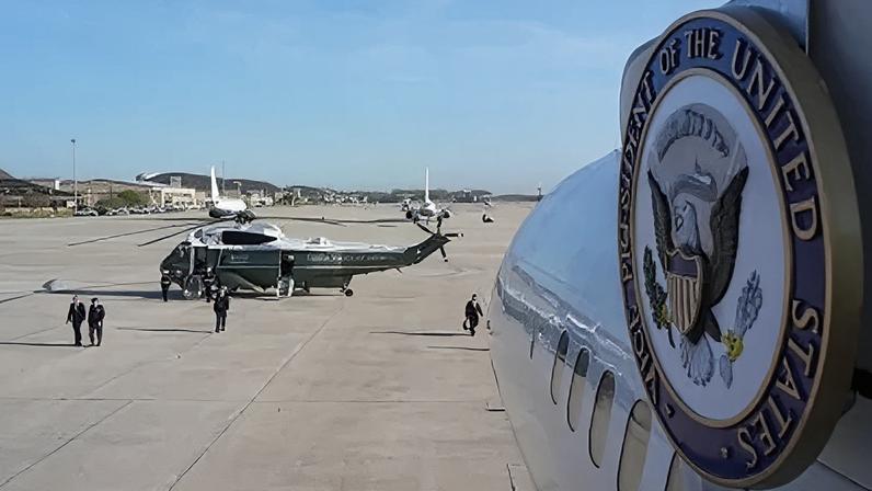 O vice-presidente dos EUA, JD Vance, caminhando em direção ao Air Force Two rumo ao Paquistão na sexta-feira (10)