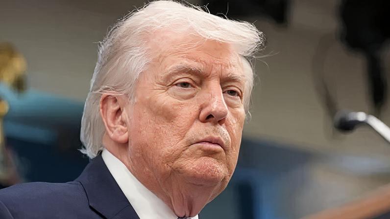 O presidente dos EUA, Donald Trump, durante coletiva de imprensa na Casa Branca nesta segunda-feira (6)