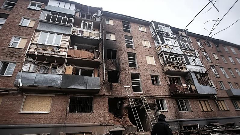 Fachada de um prédio residencial danificada após um ataque de drone na cidade de Sumy, Ucrânia, neste sábado (11)