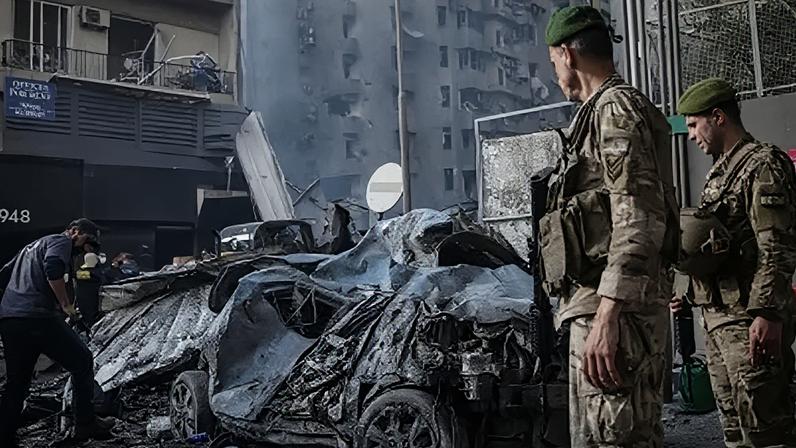 Soldados do Exército libanês guardam o local de um ataque aéreo israelense em 8 de abril de 2026 em Beirute, Líbano